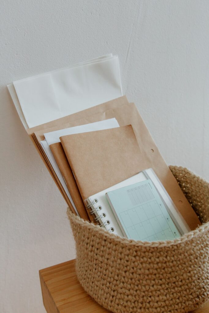 Simple paper tray for sorting incoming mail and paper clutte